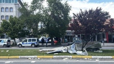 Erzincan'da kuvvetli r&uuml;zgar nedeniyle &ccedil;atılar u&ccedil;tu, ağa&ccedil;lar devrildi