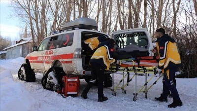 Erzincan'da sağlık ekipleri kışın kırsaldaki hastalara paletli ambulanslarla ulaşıyor