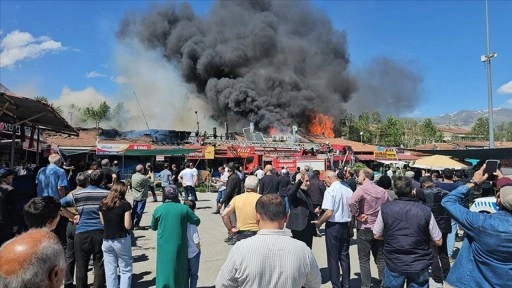 Erzincan’da sıralı dükkanların çatısında çıkan yangına müdahale ediliyor