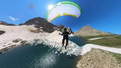 Erzincan'daki buzul g&ouml;l&uuml;n&uuml;n &uuml;zerinde kayak ve yama&ccedil; paraş&uuml;t&uuml; g&ouml;sterisi yapıldı