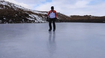 Erzincan'da 3 bin 549 metre yüksekliğindeki Yedigöller'de buz pateni