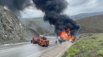 Erzincan'da iki tırın çarpışması sonucu çıkan yangına müdahale ediliyor