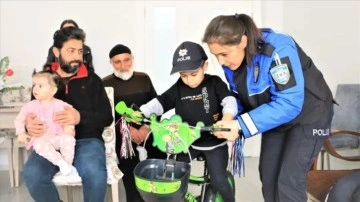 Erzincan'da polislerden depremzede çocuğa bisiklet sürprizi