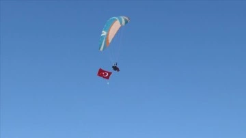 Erzincan'ın kurtuluşunu gökyüzünde Türk bayrağı açarak kutladılar