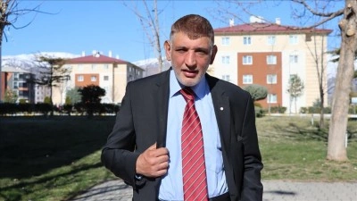Erzincanlı zihinsel engelli 26 yıldır takım elbise giymeden dışarı &ccedil;ıkmıyor