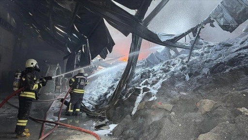 Erzurum'da boya üretim tesisinde çıkan yangına müdahale ediliyor