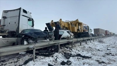 Erzurum'da &ccedil;ok sayıda aracın karıştığı zincirleme trafik kazası meydana geldi