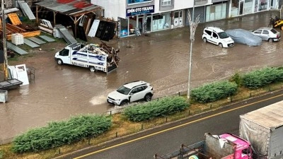 Erzurum'da etkili olan sağanak y&uuml;z&uuml;nden s&uuml;r&uuml;c&uuml;ler yolda ilerlemekte g&uuml;&ccedil;l&uuml;k &ccedil;ekti