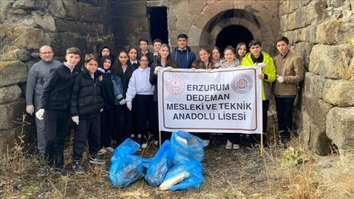 Erzurum'da gençler tarihi tabyayı korumak için temizlik yaptı