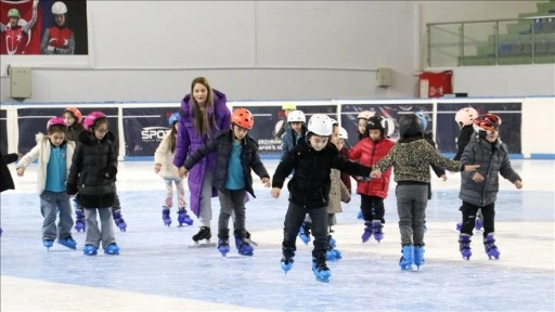 Erzurum'da ilkokul öğrencileri, buz üzerinde yeteneklerini keşfediyor
