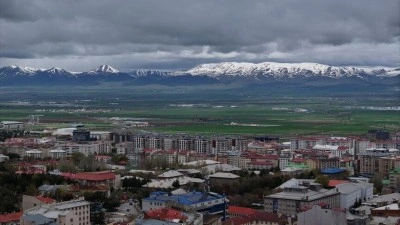 Erzurum'da Mayıs ortasında yağan kar vatandaşları şaşırttı