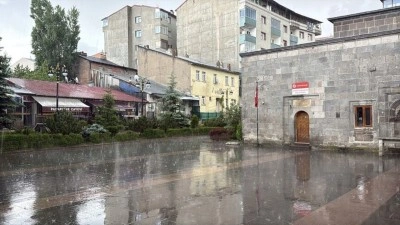 Erzurum'da sağanak ve dolu etkili oldu