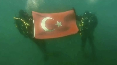 Erzurum'da SAK timi 2 bin 100 metre rakımdaki donmuş g&ouml;lette T&uuml;rk bayrağı a&ccedil;tı