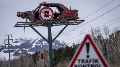 Erzurum&rsquo;da yol kenarında sergilenen hurda ara&ccedil;lar trafikte farkındalık oluşturuyor