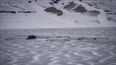 Erzurum'daki Demird&ouml;ven Barajı'nın y&uuml;zeyi buz tuttu