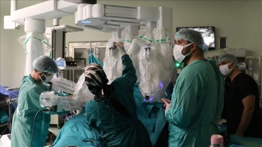 Erzurum Şehir Hastanesi&rsquo;nde robotik cerrahi y&ouml;ntemiyle ilk g&ouml;ğ&uuml;s ameliyatı