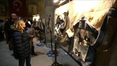 Erzurum'un simgelerini eski ceketlere işleyip tekstilde s&uuml;rd&uuml;r&uuml;lebilirlik mesajı veriyorlar