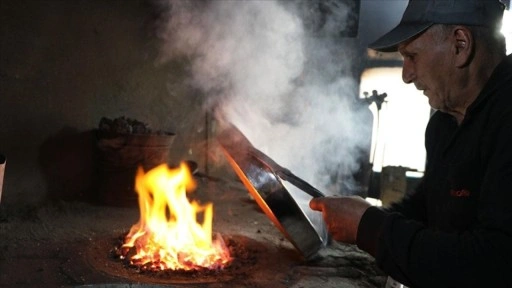 Erzurum'un son ustalarından Fuat Kavgacı 61 yıldır kalaycılık ateşini söndürmüyor