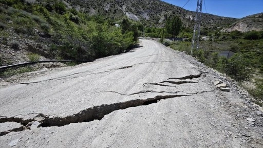 Erzurum'un Uzundere ilçesinde toprak kayması meydana geldi