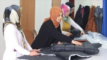 Erzurum'da usta öğretici ve gönüllüler depremzedelere uyku tulumu üretiyor