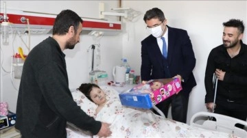 Erzurumlu 'kahraman baba' hayatını kurtardığı küçük kızla hastanede buluştu