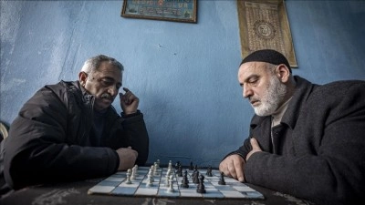 Erzurumlu satran&ccedil; tutkunu amcalar, kahvehanede &ccedil;ay ve hatıralarla g&uuml;nlerini ge&ccedil;iriyor