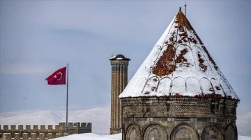 Erzurum'un tarihi mekanları beyaza büründü