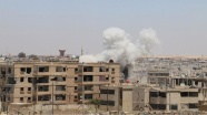 Esed güçleri Dera'yı bombalamaya devam ediyor