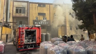Esenyurt'ta fabrikada &ccedil;ıkan yangın s&ouml;nd&uuml;r&uuml;ld&uuml;