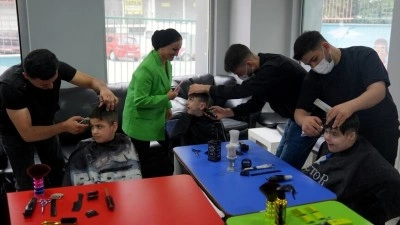 Esenyurt'ta kuaf&ouml;rl&uuml;k eğitimi alan &ouml;ğrencilerden &ouml;zel &ccedil;ocuklara bayram tıraşı