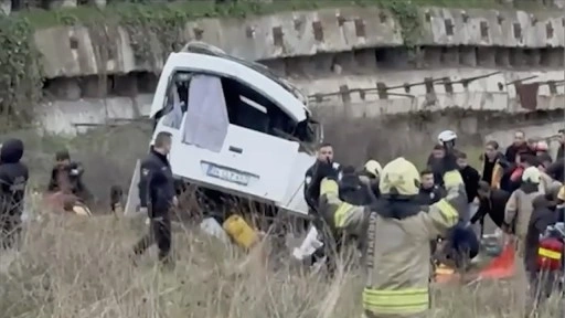 Esenyurt'ta servis midib&uuml;s&uuml;n&uuml;n devrilmesi sonucu 2 kişi &ouml;ld&uuml;, 9 kişi yaralandı