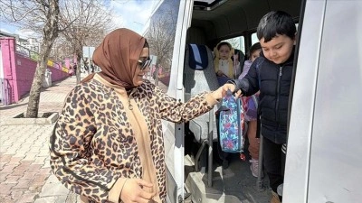 Eşinden devraldığı minib&uuml;sle 5 yıldır &ouml;ğrencileri taşıyor