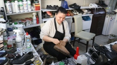 Eşine yardım i&ccedil;in başladığı ayakkabı tamirciliğinde usta oldu