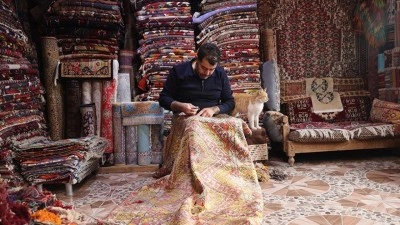 Eski halı ve kilimleri onaran S&uuml;leyman usta, geri d&ouml;n&uuml;ş&uuml;me katkı sağlayıp k&uuml;lt&uuml;r&uuml; yaşatıyor