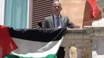 Eski İtalyan milletvekili, Temsilciler Meclisi'nin balkonuna Filistin bayrakları astı