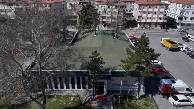 Eski karakoldan d&ouml;n&uuml;şt&uuml;r&uuml;len ve i&ccedil;inden &ccedil;am ağa&ccedil;larının ge&ccedil;tiği k&uuml;t&uuml;phane &ouml;ğrencileri ağırlıyor