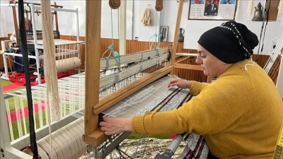 Eski k&ouml;y camisi lojmanını at&ouml;lyeye &ccedil;eviren kadınlar kilim &uuml;reterek gelir sağlıyor