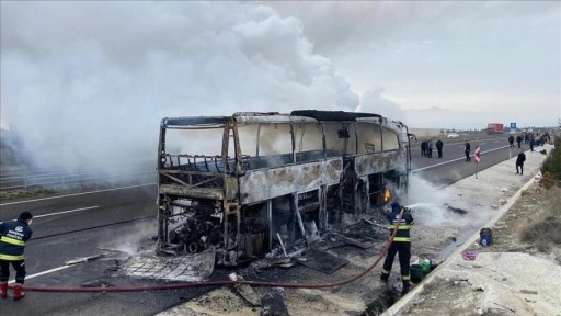 Eskişehir'de &ccedil;ıkan yangında yolcu otob&uuml;s&uuml; kullanılamaz hale geldi