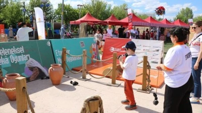 Eskişehir'de &ccedil;ocuklar 'EtnoTır' ile geleneksel sporları deneyimledi