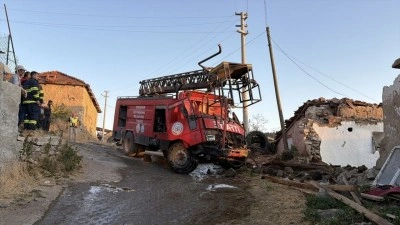 Eskişehir'de evin duvarına &ccedil;arpan itfaiye aracındaki 3 kişi yaralandı