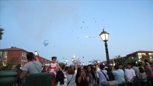 Eskişehir'de kemik kanserini yenen 12 yaşındaki Elif için gökyüzüne balonlar bırakıldı