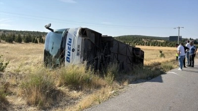Eskişehir'de yolcu otob&uuml;s&uuml; şarampole devrildi