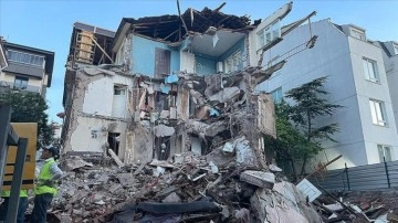 Eskişehir'de 3 katlı apartmanın büyük kısmı çöktü