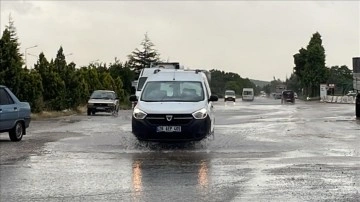 Eskişehir'de sağanak yağış, ulaşımı aksattı
