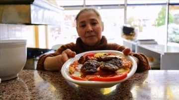 Eskişehir'de sanayi sitesinin "Hatice abla"sı 13 yıldır ızgara başında köfte pişiriyo