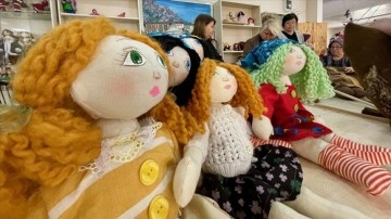 Eskişehirli kadınlar depremzede çocuklar için oyuncak ve eşofman takımı üretiyor