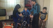 Esnaf tarafından darp edilen Suriyeli Hasan'a Cumhurbaşkanından bisiklet sürprizi