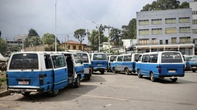 Etiyopya'da g&uuml;ndelik hayat mavi-beyaz minib&uuml;slerle akıyor