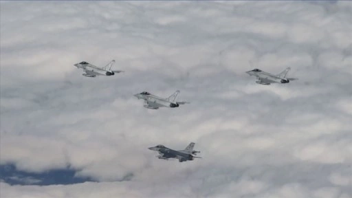 Eurofighter savaş uçaklarını Türk hava sahasında F-16'lar karşıladı