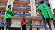 Evde kalan çocuklar için sokakta müzikal tiyatro sahneliyorlar
